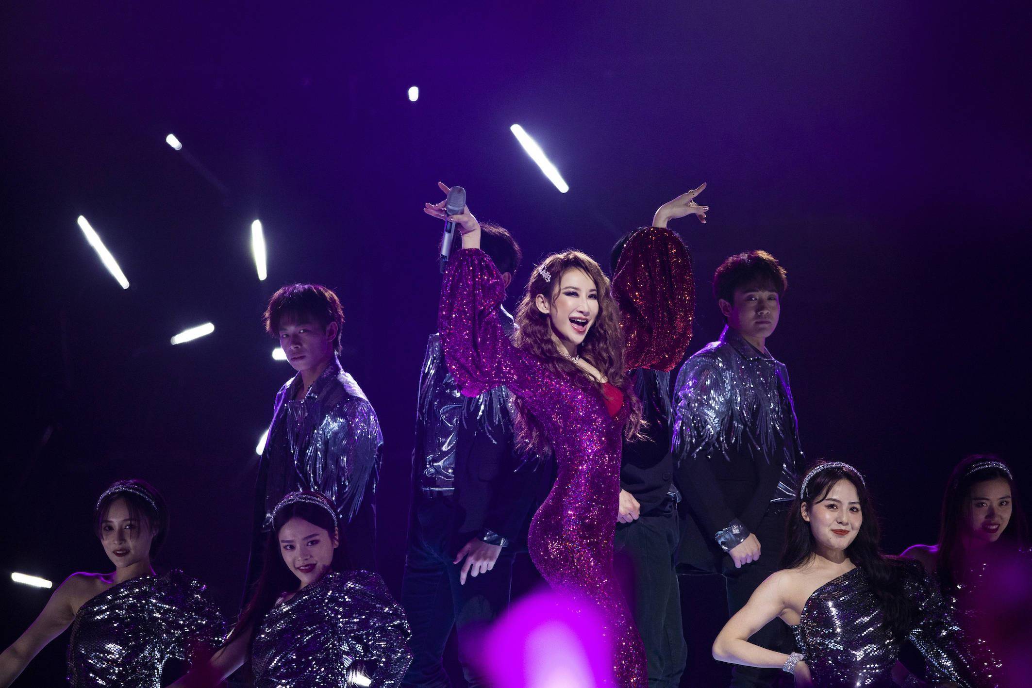 李克勤倾情演唱深情款款,蓝色背景氛围清冷李健一身西装气质儒雅,闭着