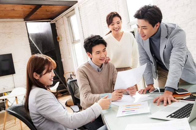 语苏职场|身体语言让开会更专业_会议_坐姿_动作