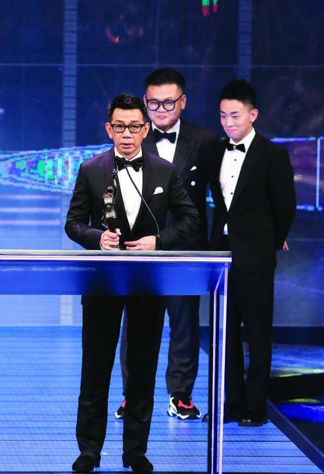 据悉,袁福华夫妇是在早话剧社认识的.