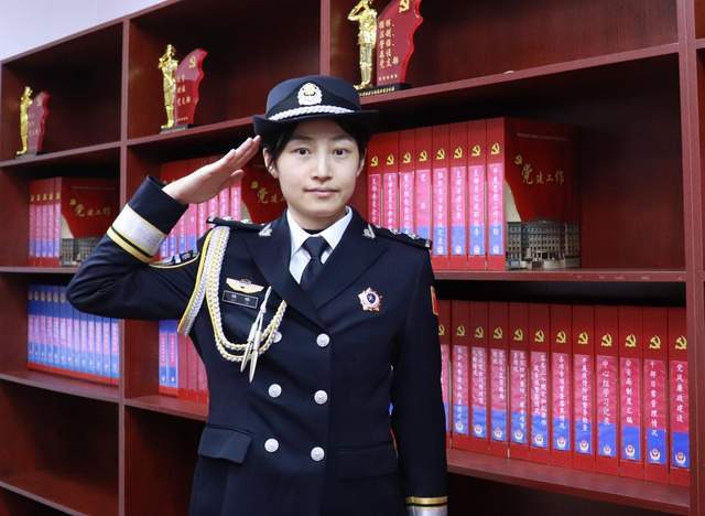 亚布力分局为民警发放警礼服