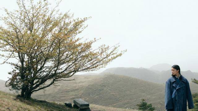 孫建新的弟弟把哥哥生前的筆記本和遺物交給靜秋.