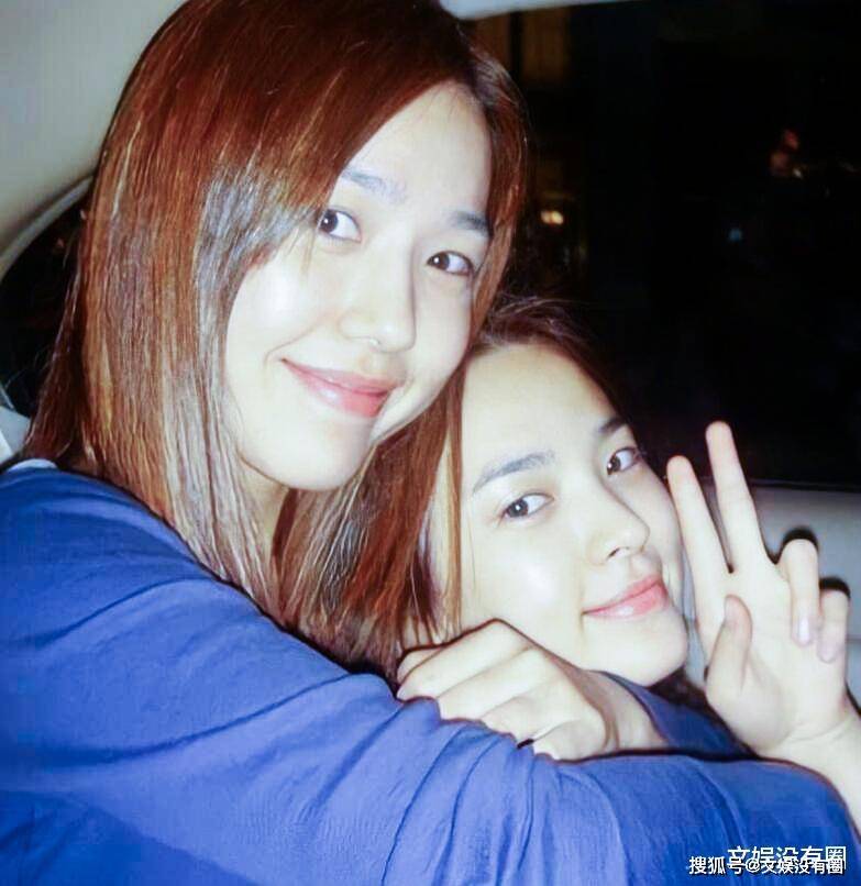 最近宋慧乔还到访纽约与其进行了会面,展现了依旧如初的闺蜜情