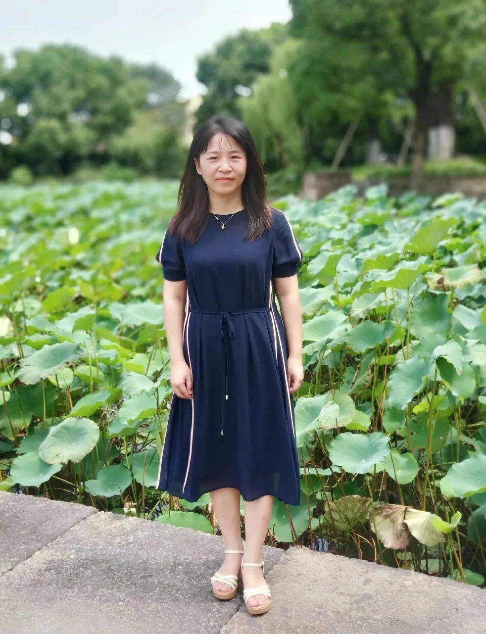 董利香座右铭:浇花浇根,育人育心.