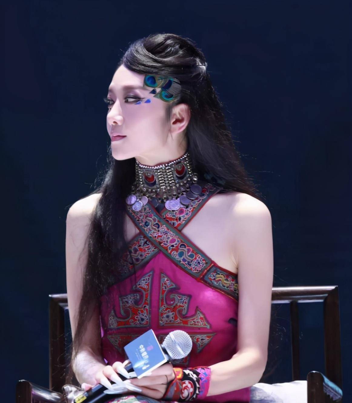 优秀演员杨丽萍,为身材长年吃花瓣,如今美人迟暮拄拐出行_舞蹈_事业