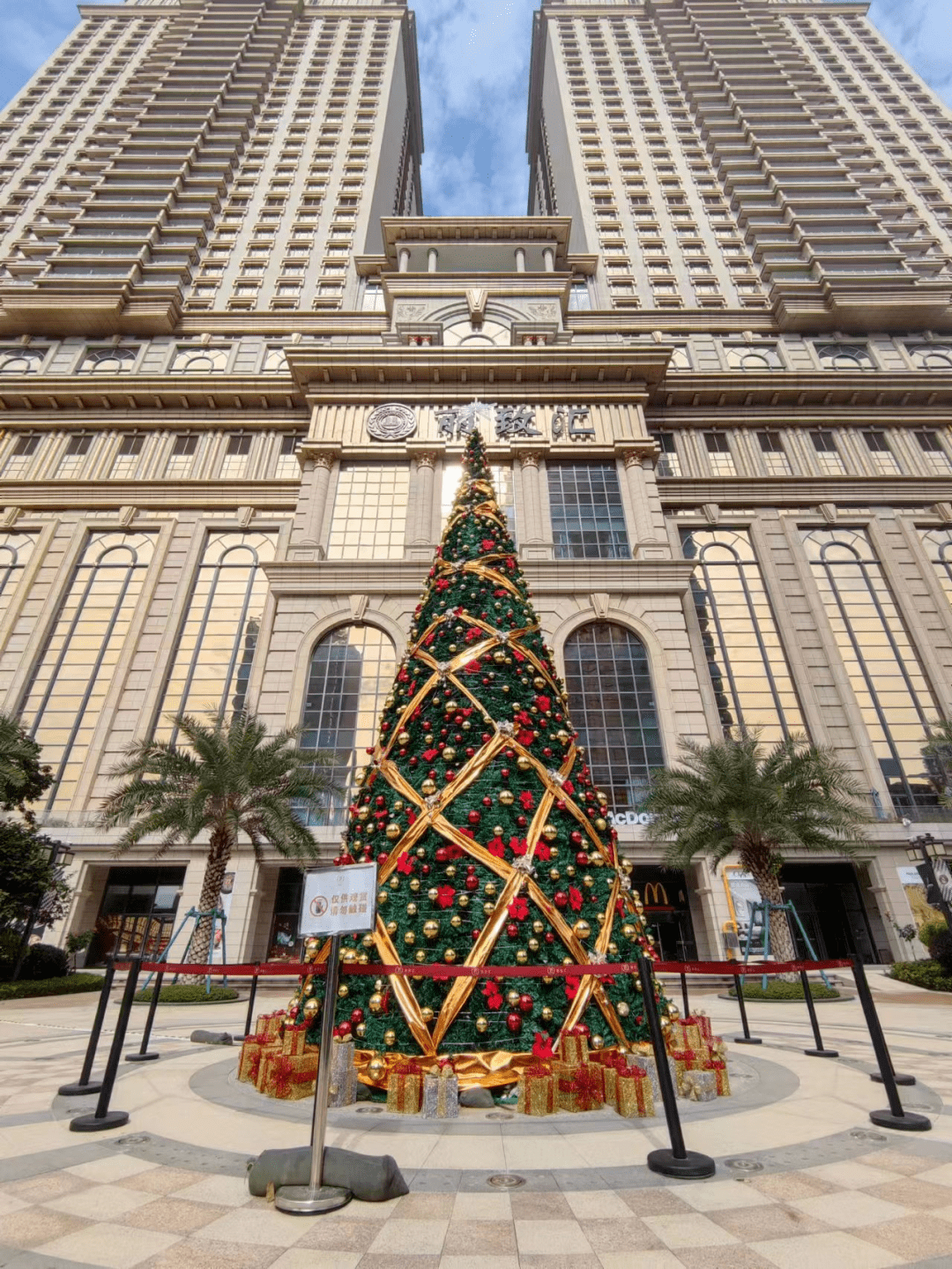 新的一年就要来了……坐标千灯湖丽致汇,小车进入仍要扫码,万豪酒店