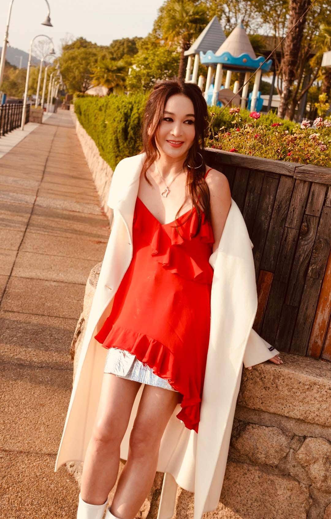 56岁温碧霞拍唯美写真,红色吊带裙打扮走少女路线_粉色_显得_明星