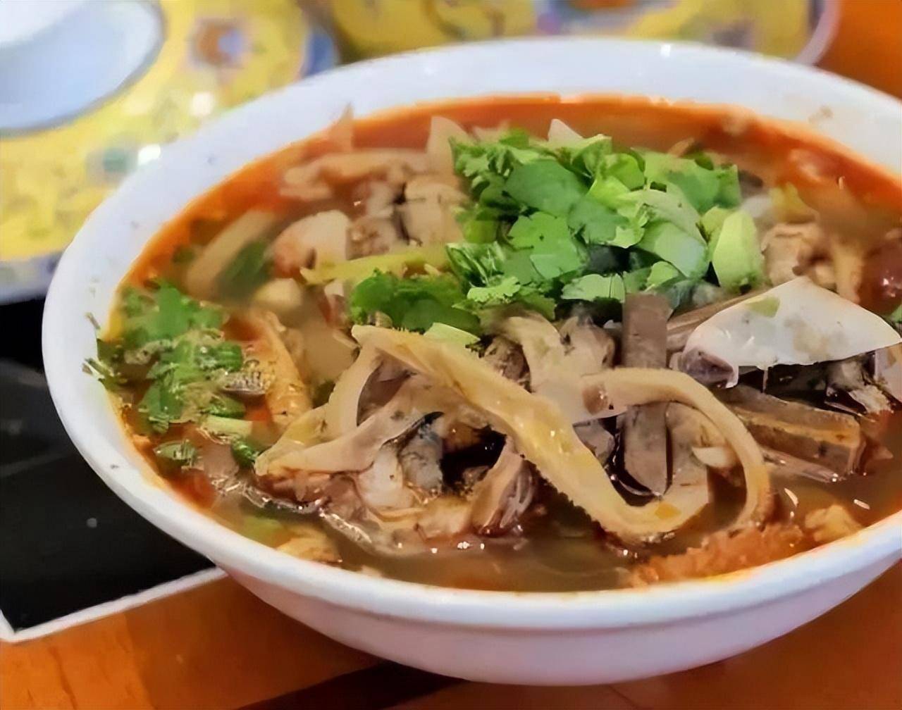 羊杂碎汤用煮羊肉的汤为原汁,煮清洗干净切成细片的羊头肉,羊肚,羊