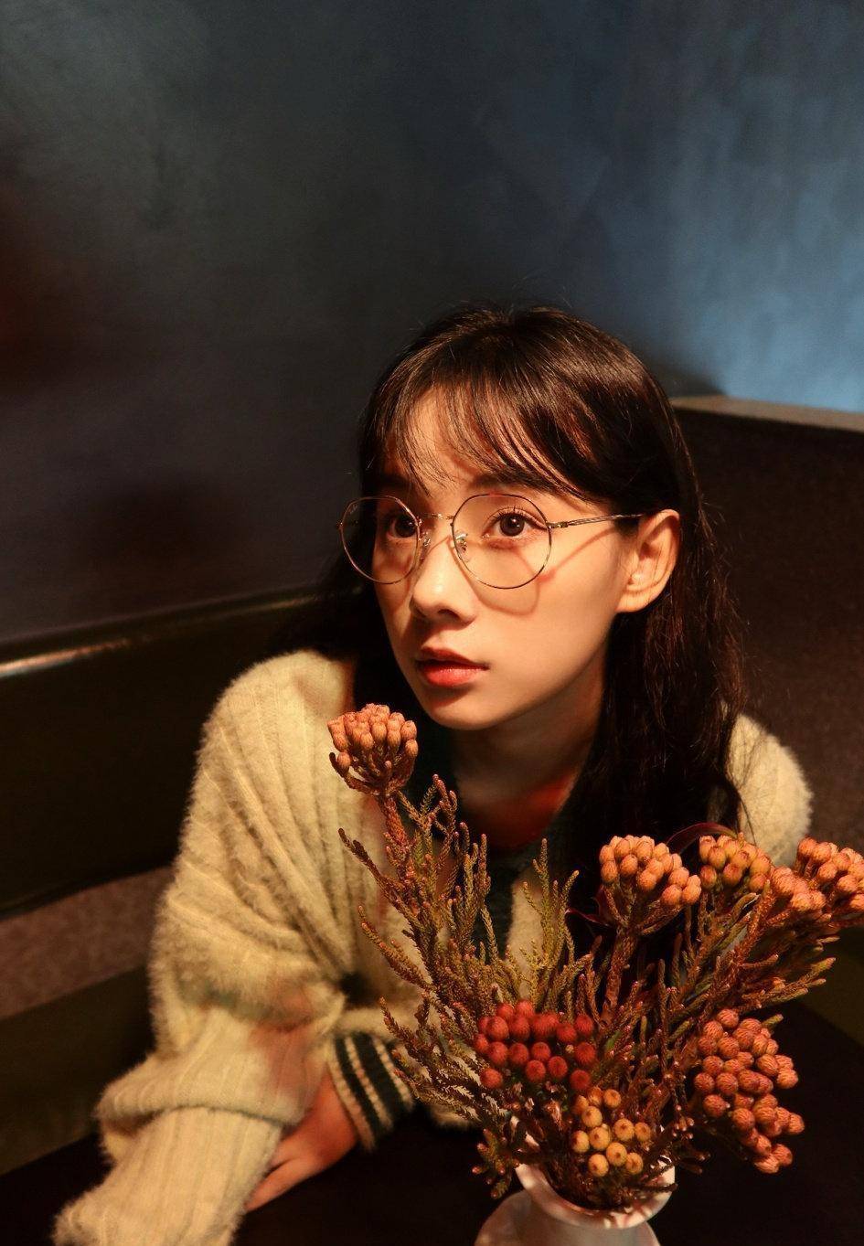 眼镜最考验女明星,鲁照华晒罕见眼镜照,网友:才明白啥叫高颜值_气质