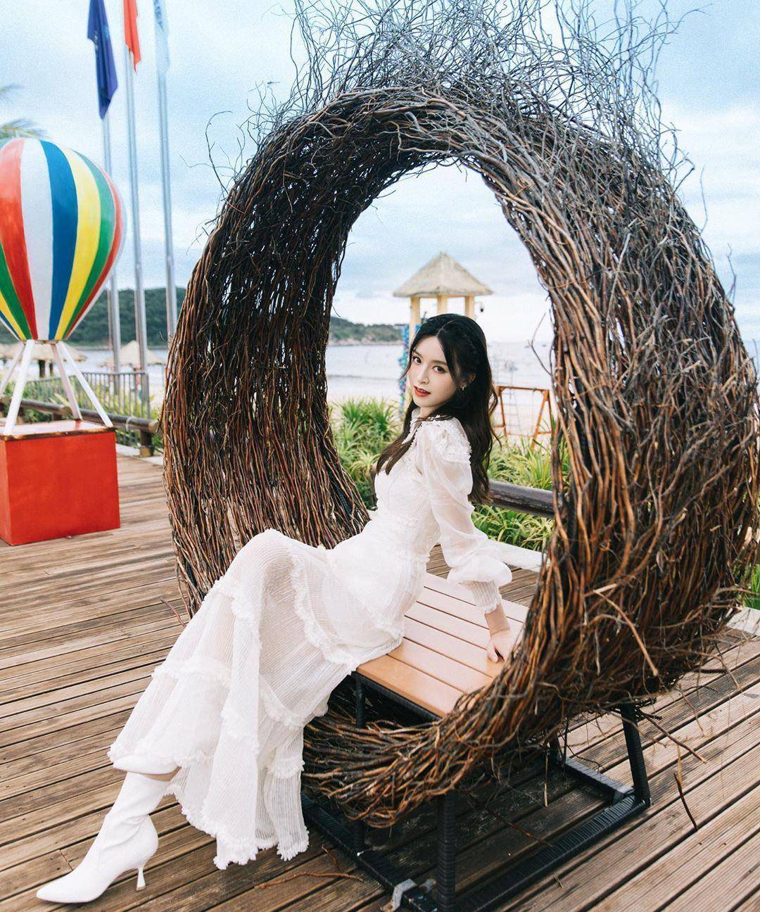 文咏珊海边白裙造型,仙气满满,秋日度假风!_ins_微博_旅游