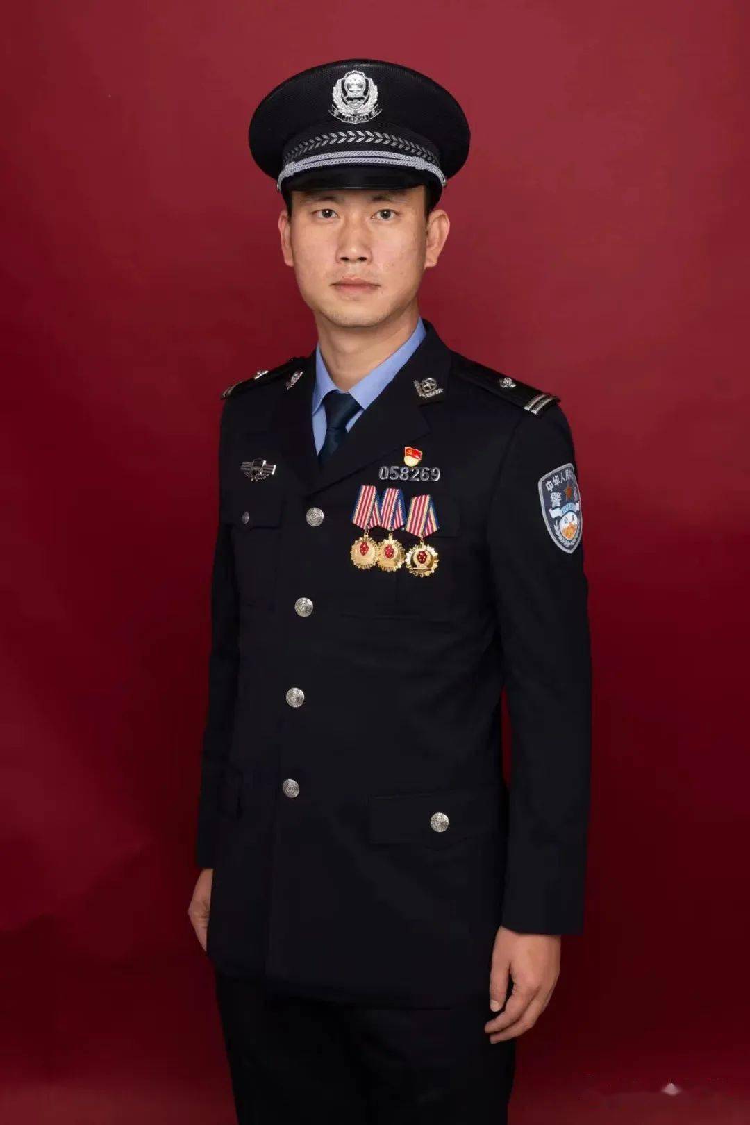 砥砺奋进新征程曲靖市公安局特警支队二大队/大队长李云波警心永向党