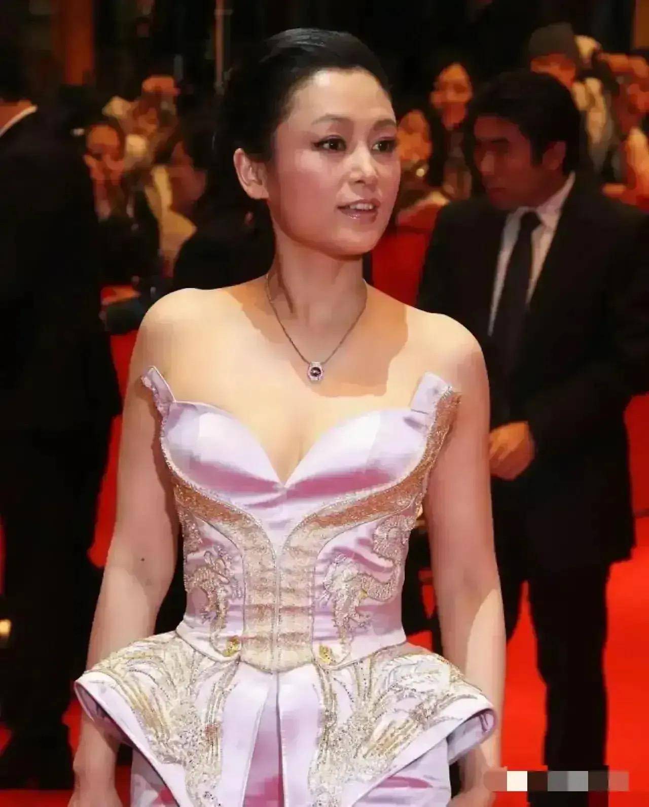 53岁陈红好自信,宫廷风礼服偏要穿"粉紫色",真给陈凯歌长脸_服装_色彩