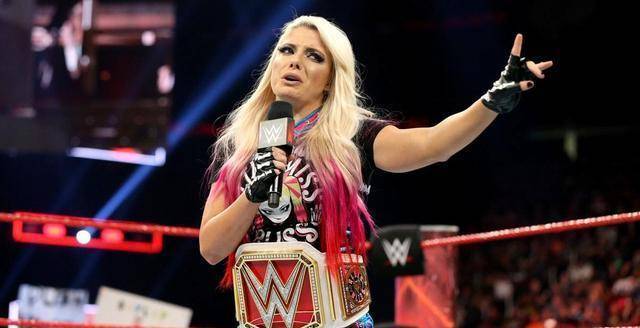 阿莱克萨谈穿t恤参赛的原因,曼迪男友对爱情鸟剧情作何看法?