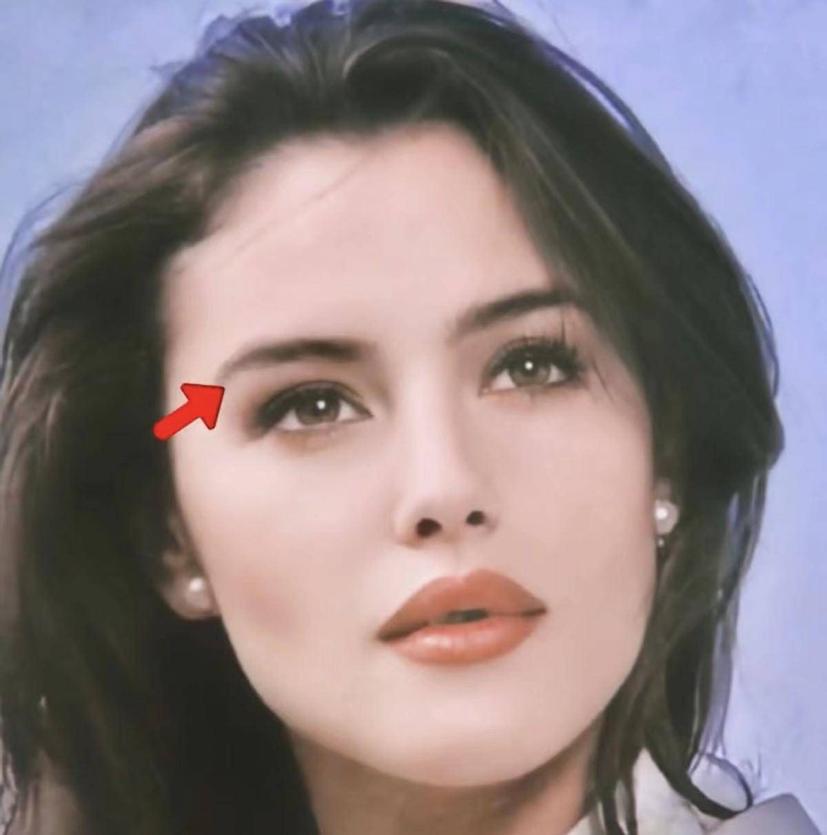 很多欧美女明星都会有那种鼻骨时尚过度的问题,会显得有些男性化.