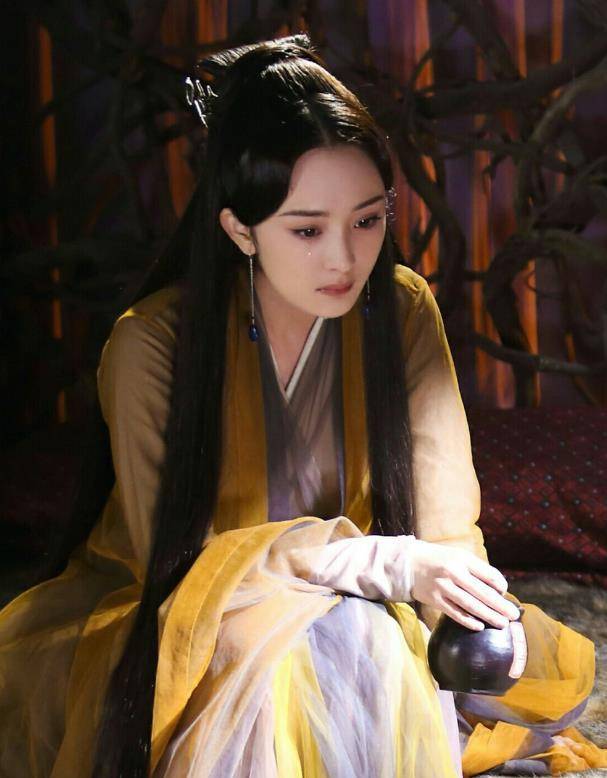 被称作"be美学"天花板的电视剧《周生如故》的主题曲也是张碧晨演唱的