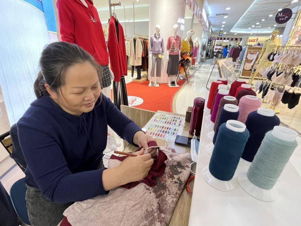 飞针走线,织补温暖——扎根台东二十多年,许红美让上万件毛衣修旧如初