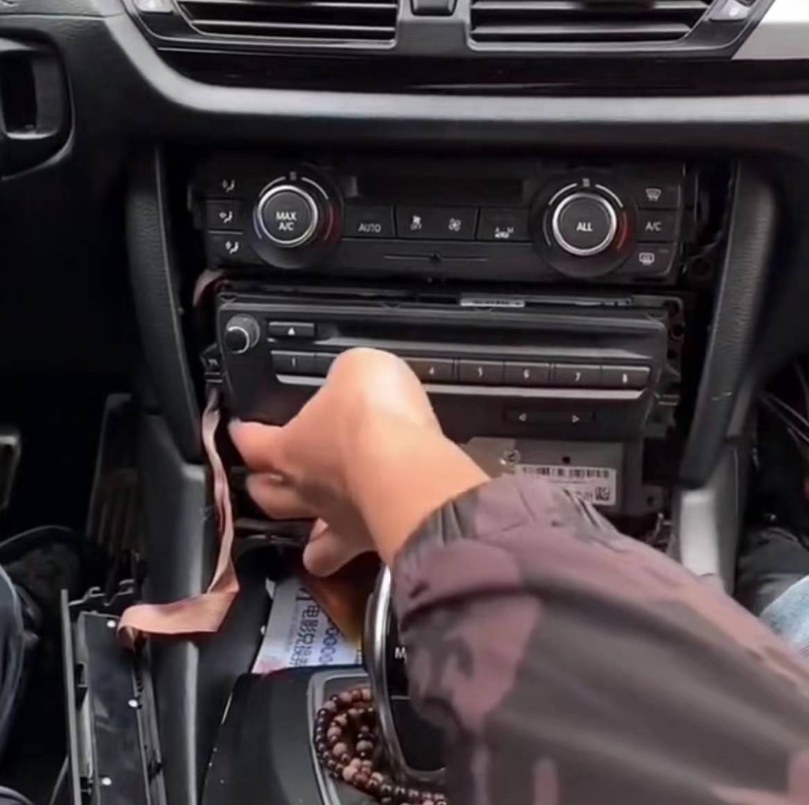 智马力宝马x1无线carplay模块无线hicar模块09年-15年无损教程_主机