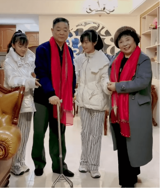 她还会与两个女儿一起跳舞,虽然脸上布满了皱纹,但依然神采奕奕.