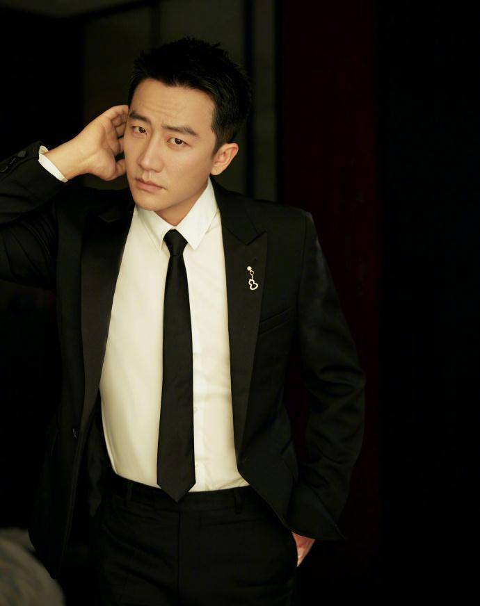 黄轩黑白造型,低调有实力,西装套装尽显帅气优雅!_活动_品牌_短发