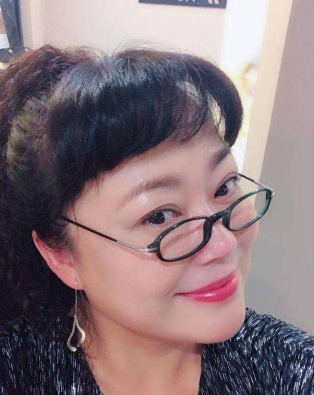 被500个副导演封杀,嫁小15岁老公,和小25岁男友恋爱_李菁菁_李晶晶