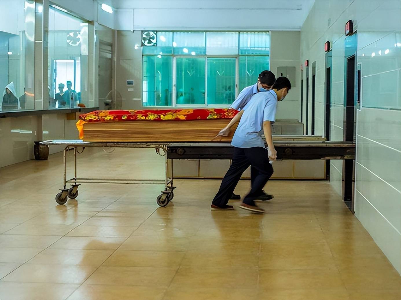 殡仪馆火化女尸:眼睛突然动了,捡回一条命,11年后回来报恩_翠菊_何