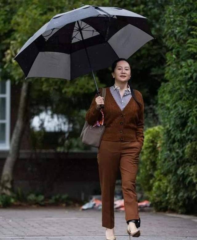 中年女人就别扮美了,看看孟晚舟,穿衣得体显气质_女性_衣服_的设计