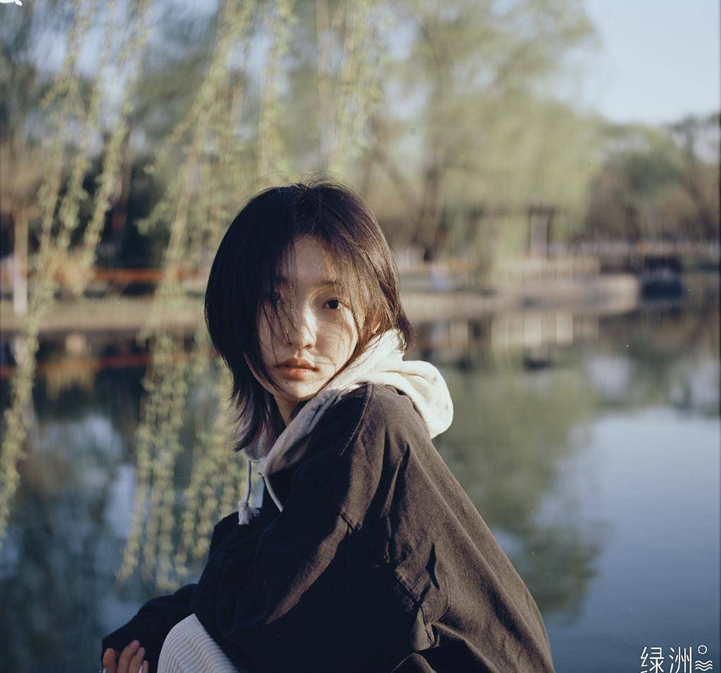 周依然清新校园风,私服干干净净学生气,大力娇魅力翻转!