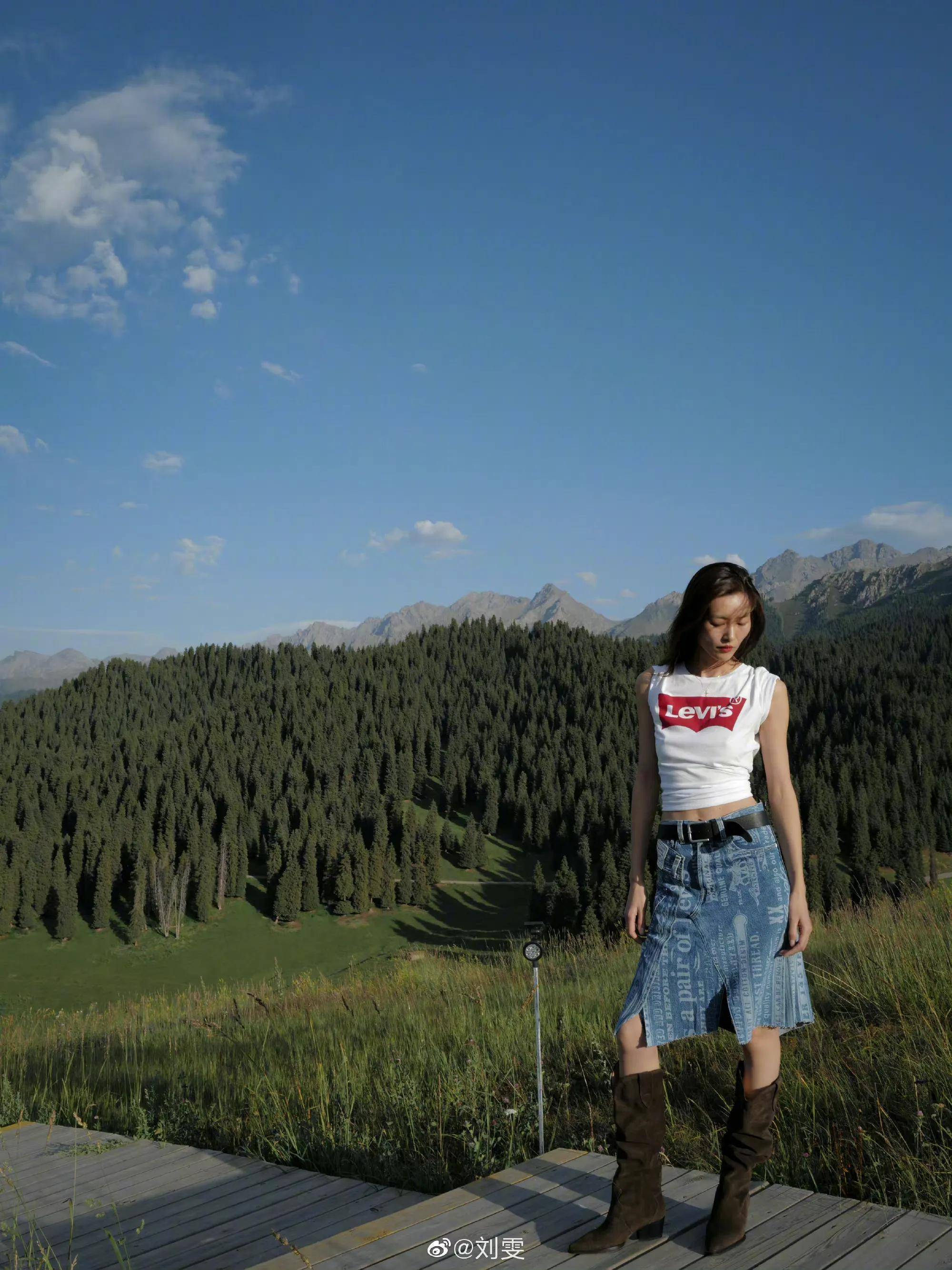 模特刘雯在社交平台晒新疆美照,热评第一条引发热议,你怎么看?