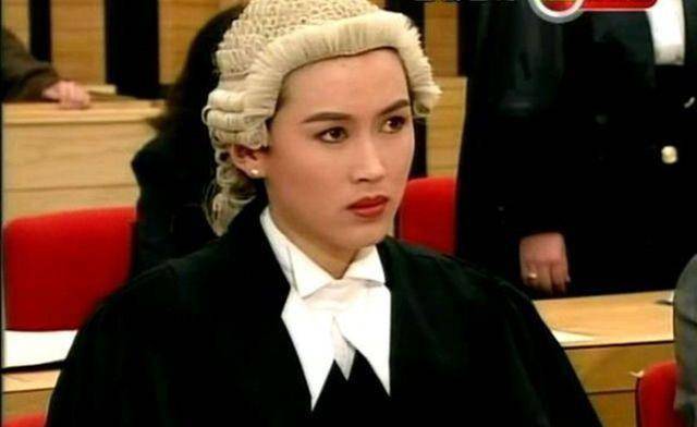 她在《一号法庭》里饰演律师丁柔,在法庭上做辩护的时候实在是太帅了