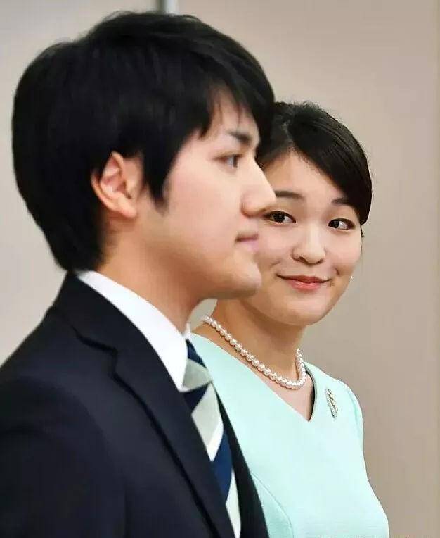 當年婚禮被推遲後真子公主首度現身滿臉憂傷,真子為何如此痴情_小室