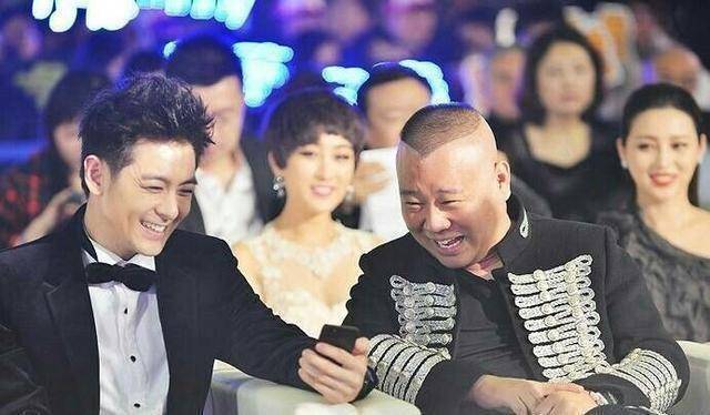 明星的合影:当看到何炅就笑了,图6简直尴尬两代人_黄渤_贾玲_奥尼尔