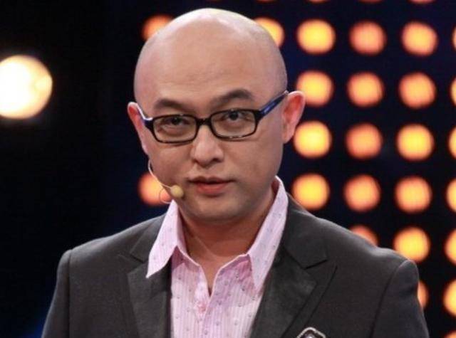 孟非老婆首次出镜,年近五十仍像少女,鲁豫都忍不住称赞!