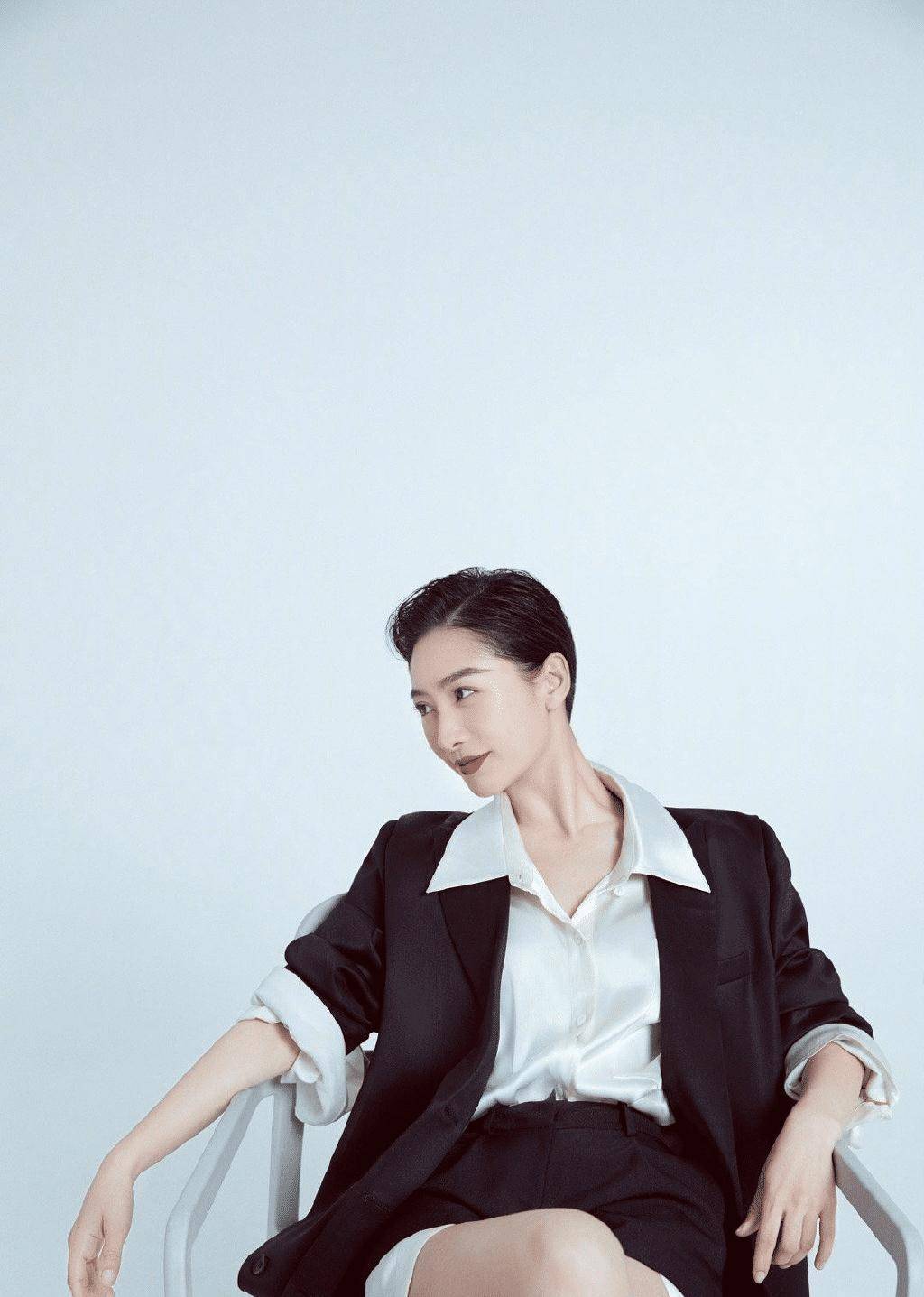 陵容"出镜,穿黑色西装配10厘米高跟鞋,秀长腿好霸气_衬衫_时尚_陶昕然