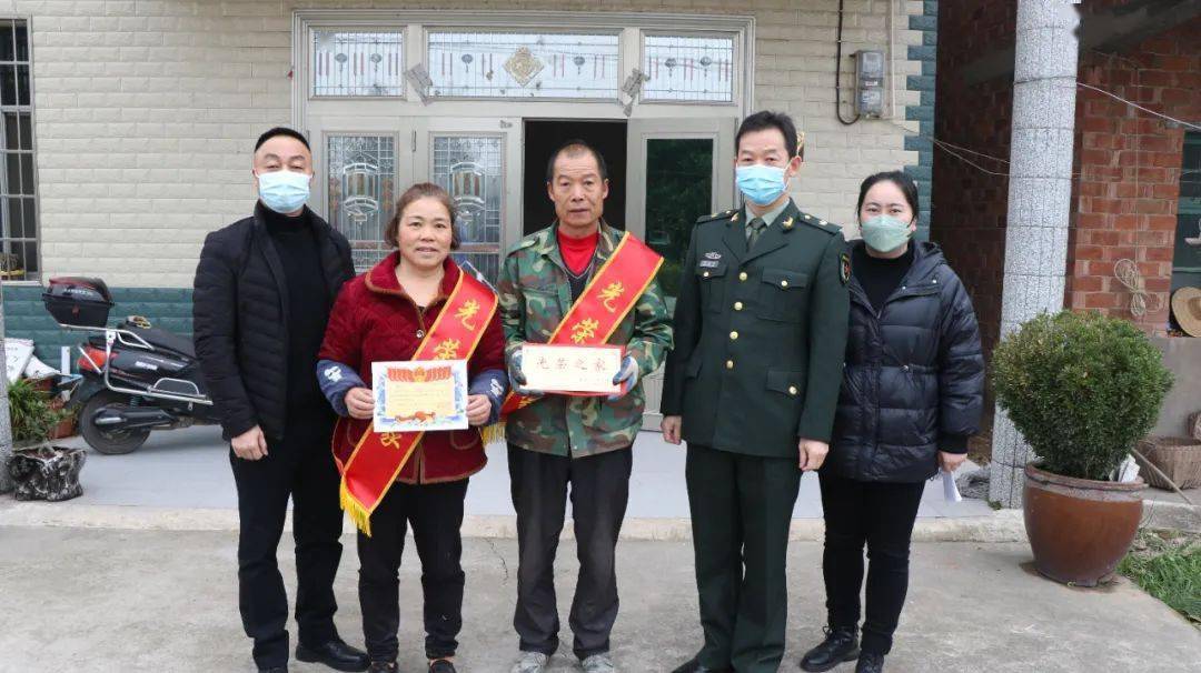 西湖武装部为入伍新兵家庭悬挂光荣牌_拥军优属_牌匾_家属
