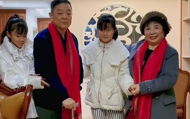 盛海琳与丈夫结婚43年,男方突然离世,留下一双漂亮的女儿_生活_爱人