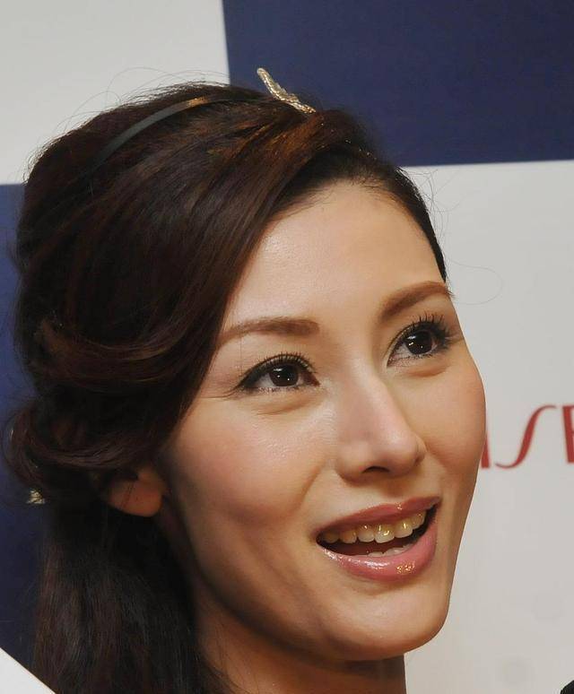 而,李嘉欣的这张照片,只是刘海问题显不够浓密,额头发量稀疏而已.