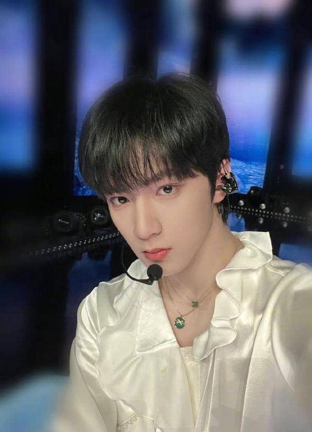 知名杂志发tnt照片,张振元和闫浩翔都没有晒出来,刘耀文却放了两个?