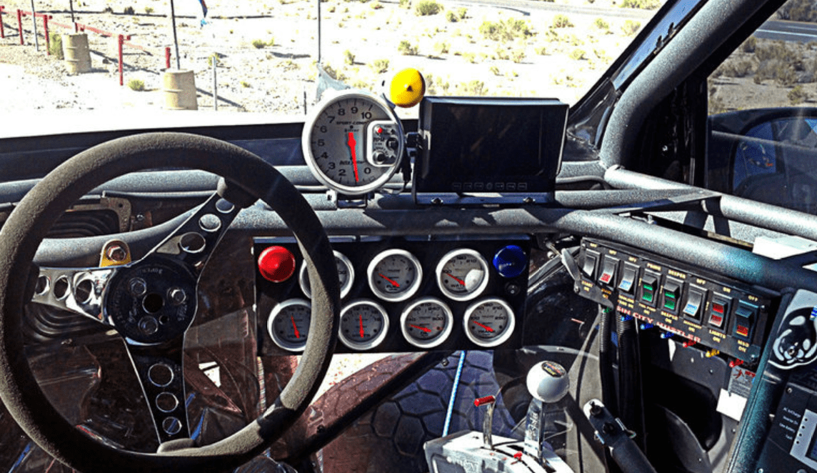 这台大越野车是穿行于沙漠的公交车,驾驶它的难度和开飞机差不多_搜狐