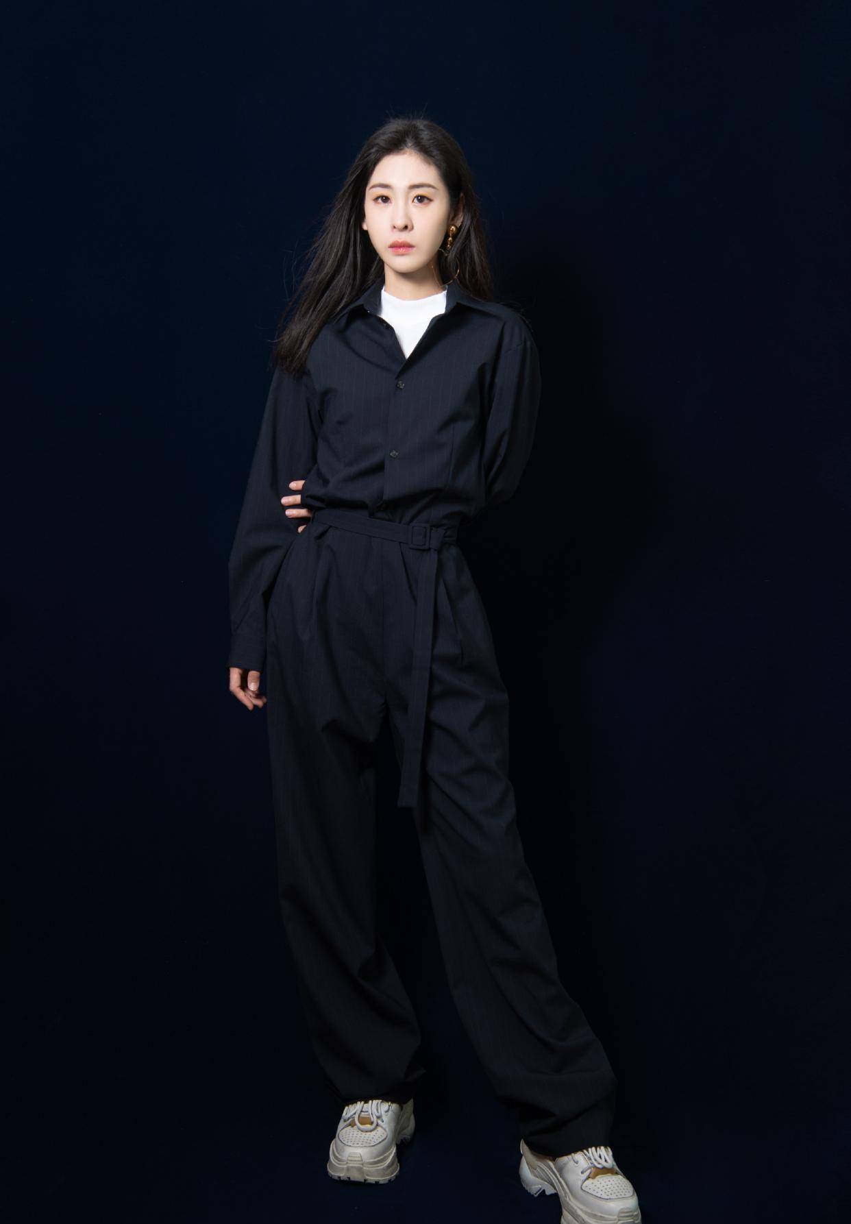 张碧晨身穿扎染套装,搭配黑色长筒靴,满满的甜酷气息_衣服_整体_身材