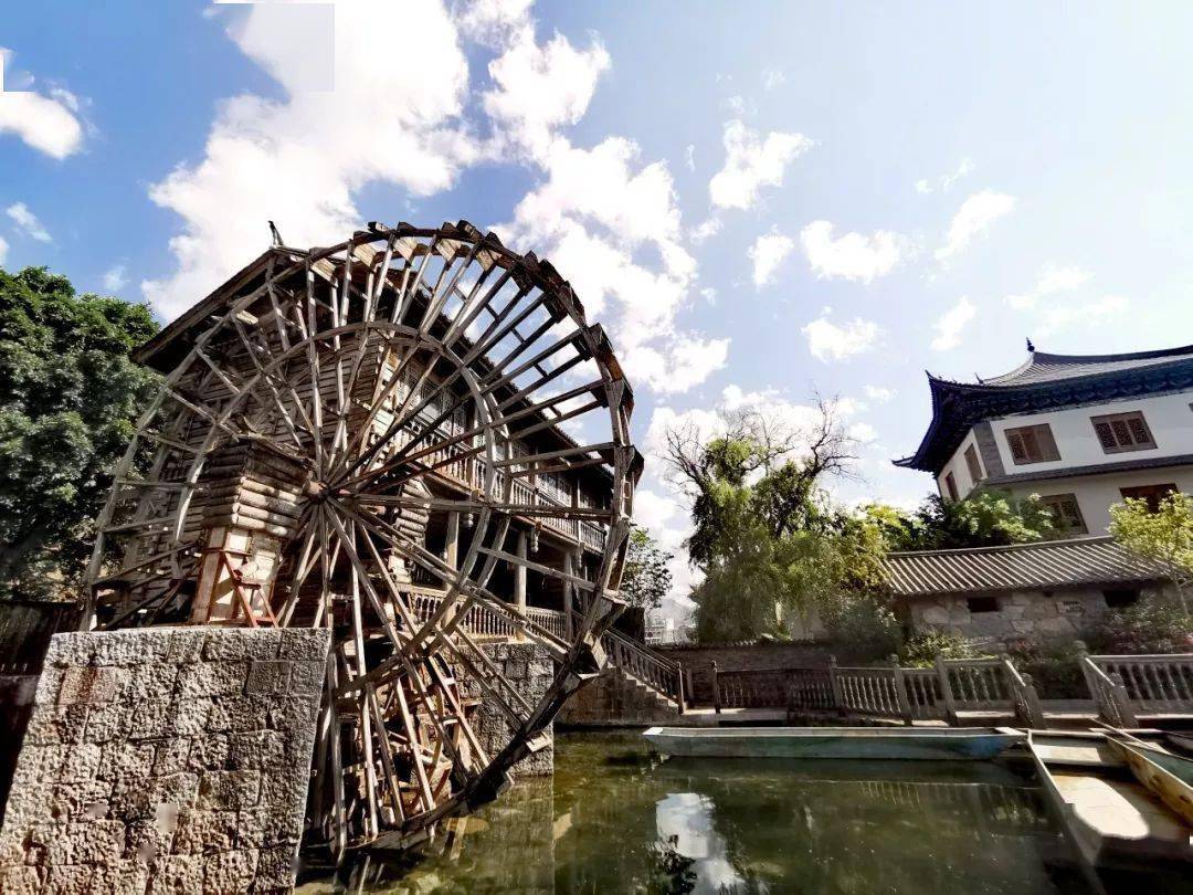 新华村里,黑龙潭依旧秀美,清澈见底的水中,水草纤柔的身姿随着涟漪