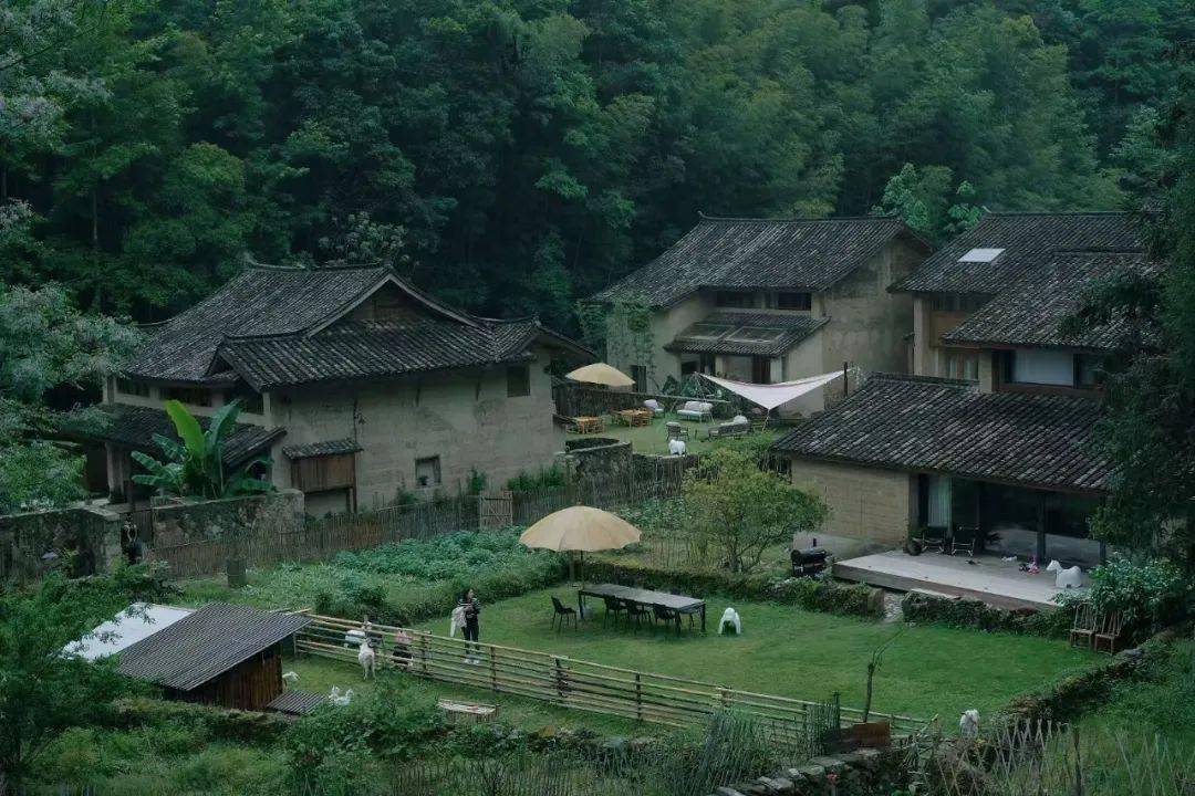 墟里 · 徐岙底民宿遵循古村原建筑的风貌,保留夯土墙面和瓦屋面,室内