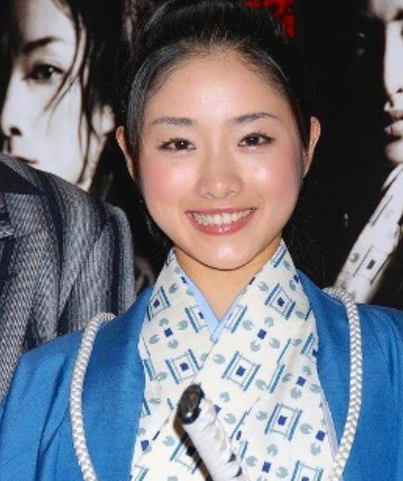 石原里美结婚消息轰动全亚洲,她如何由懵懂女生变成时尚指标?