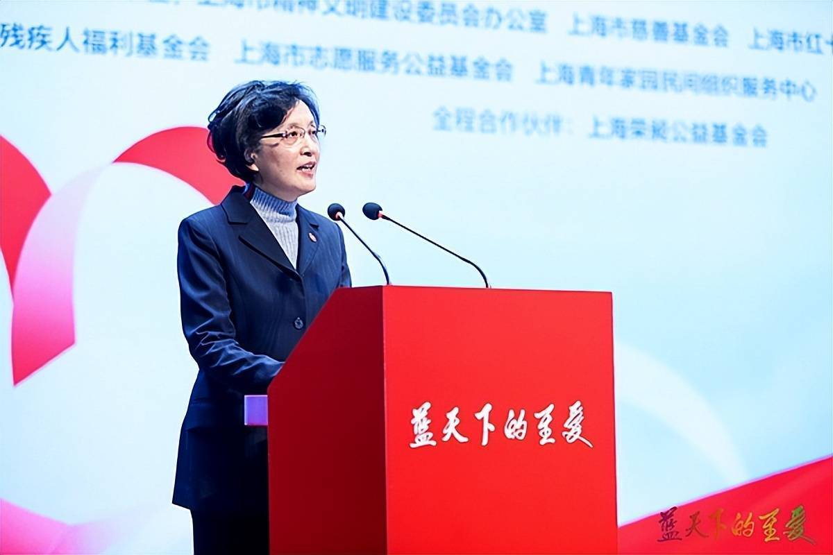 市志愿者协会会长潘敏,市慈善基金会监事长顾国林,市民政局副局长沈敏