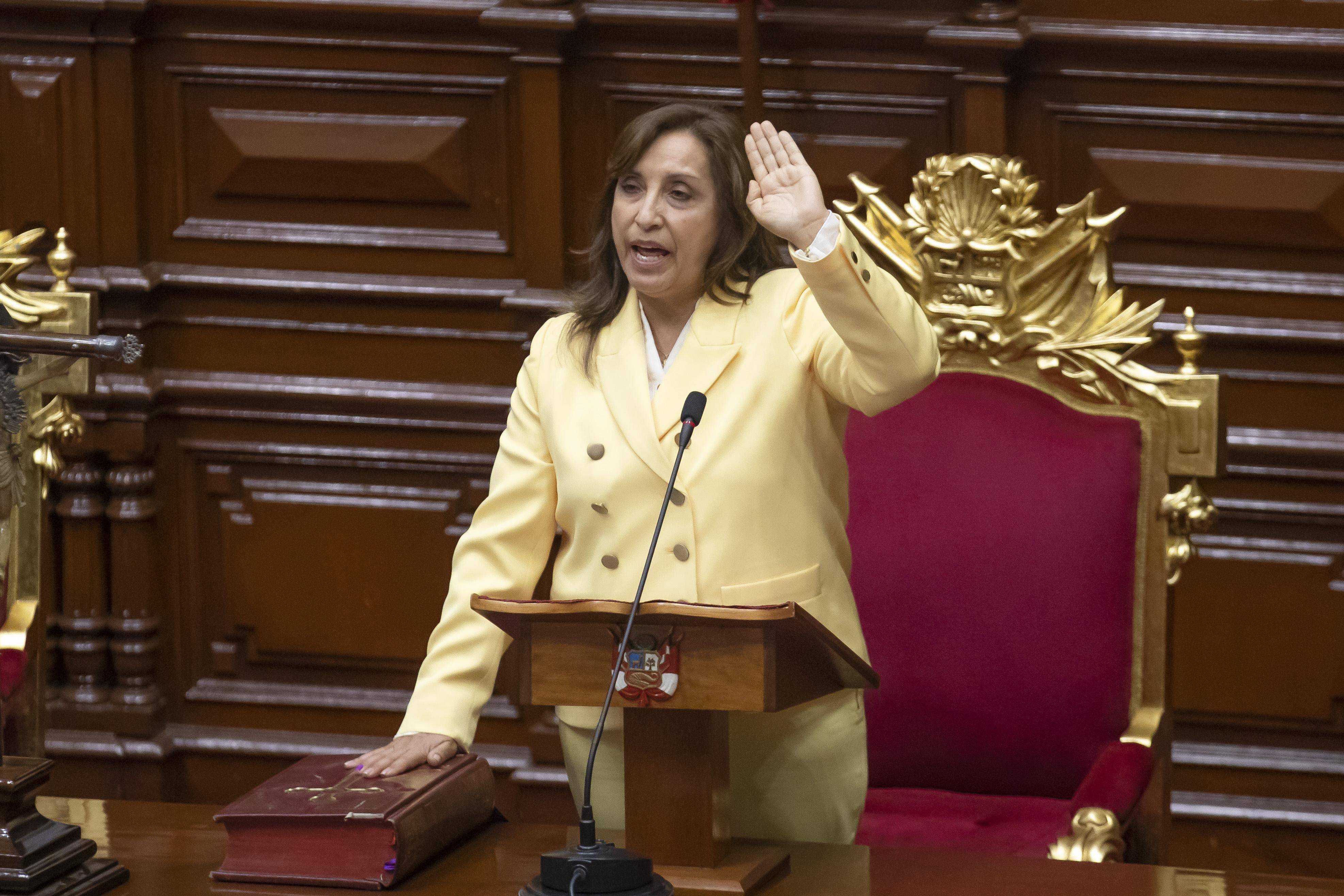 周看天下)秘鲁:首位女总统宣誓就职