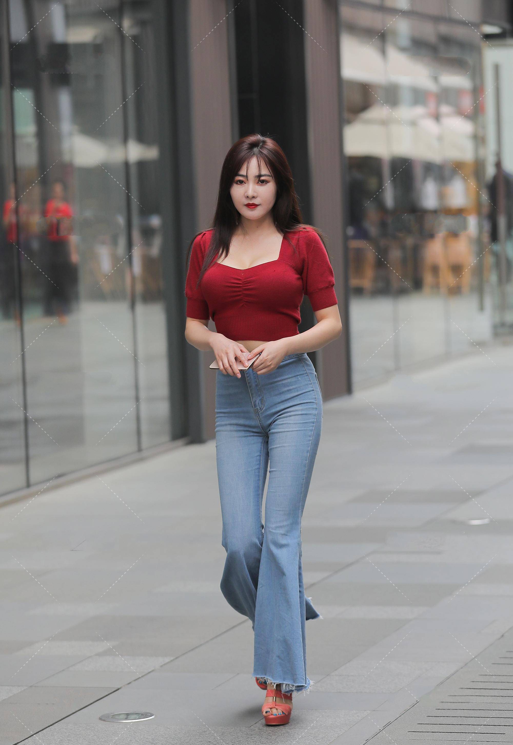 正红色针织上衣,搭配超长喇叭裤,明艳大气的女强人风格_感觉_经典