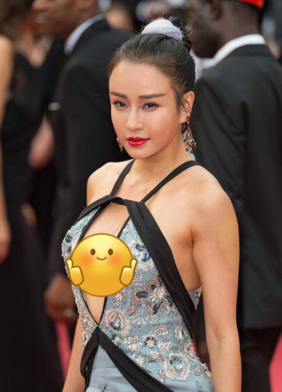 成龙的"女弟子"曲线真好,穿修身裙做抱拳动作,好似当代花木兰_徐冬梅