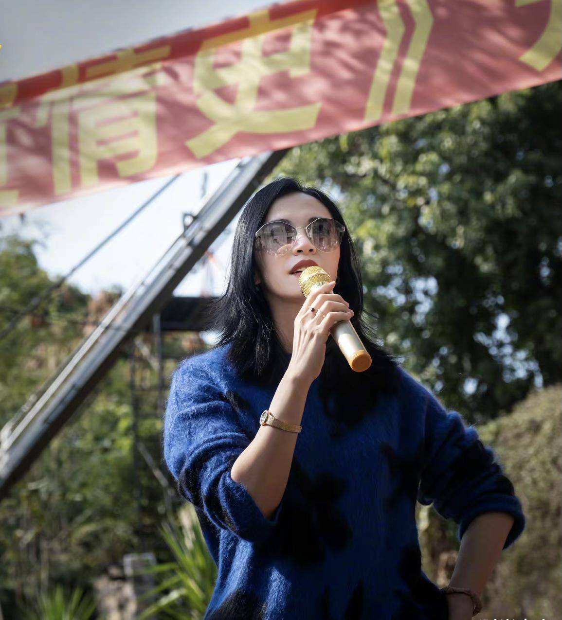 姚晨越来越像大姐大,回家乡拍电影,蓝色毛衣戴墨镜酷帅大气_黑色_女生