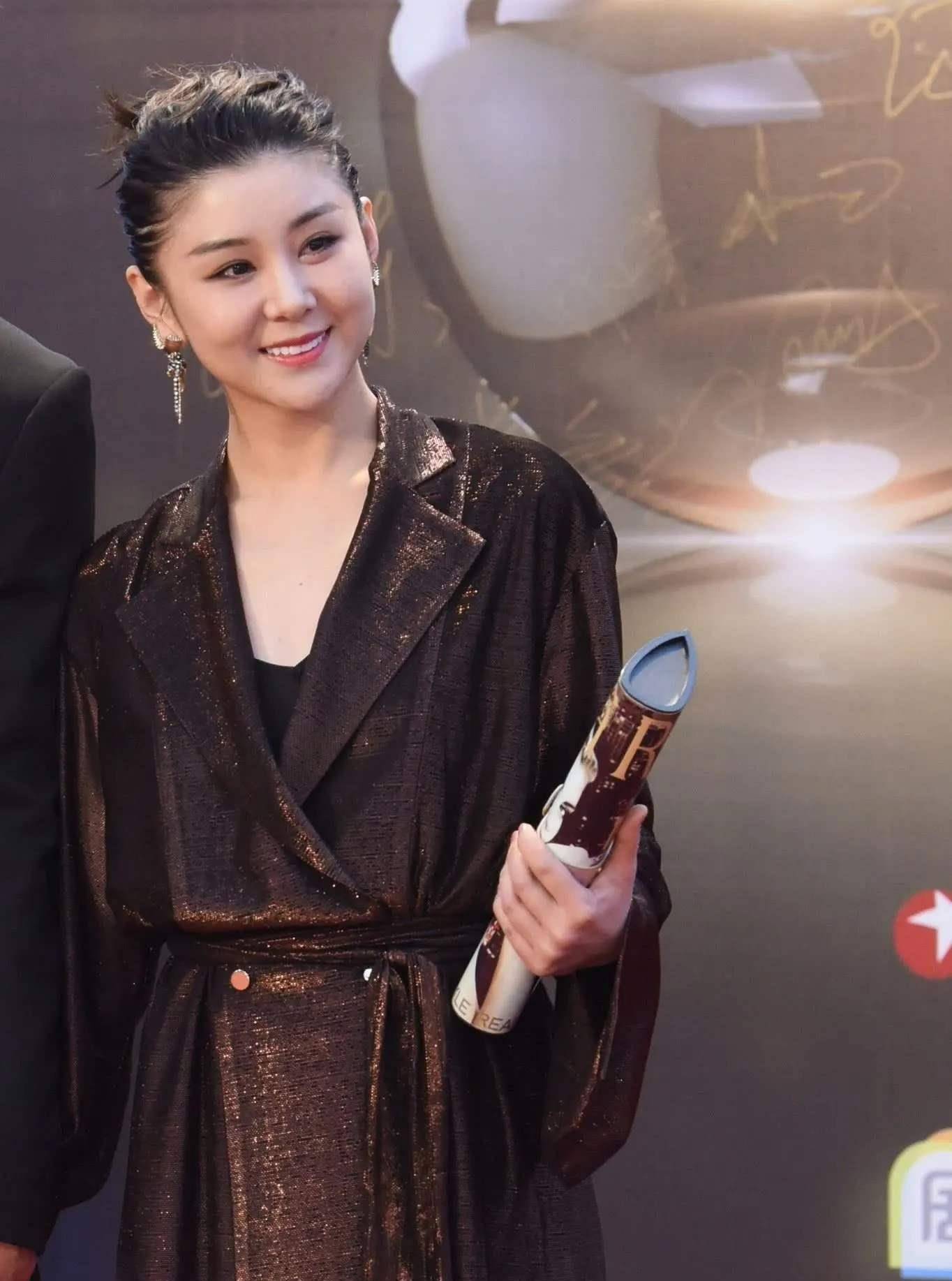 李小萌白色礼裙妆容精致,与大6岁素颜汤唯同框,啥叫气质我懂了_时尚