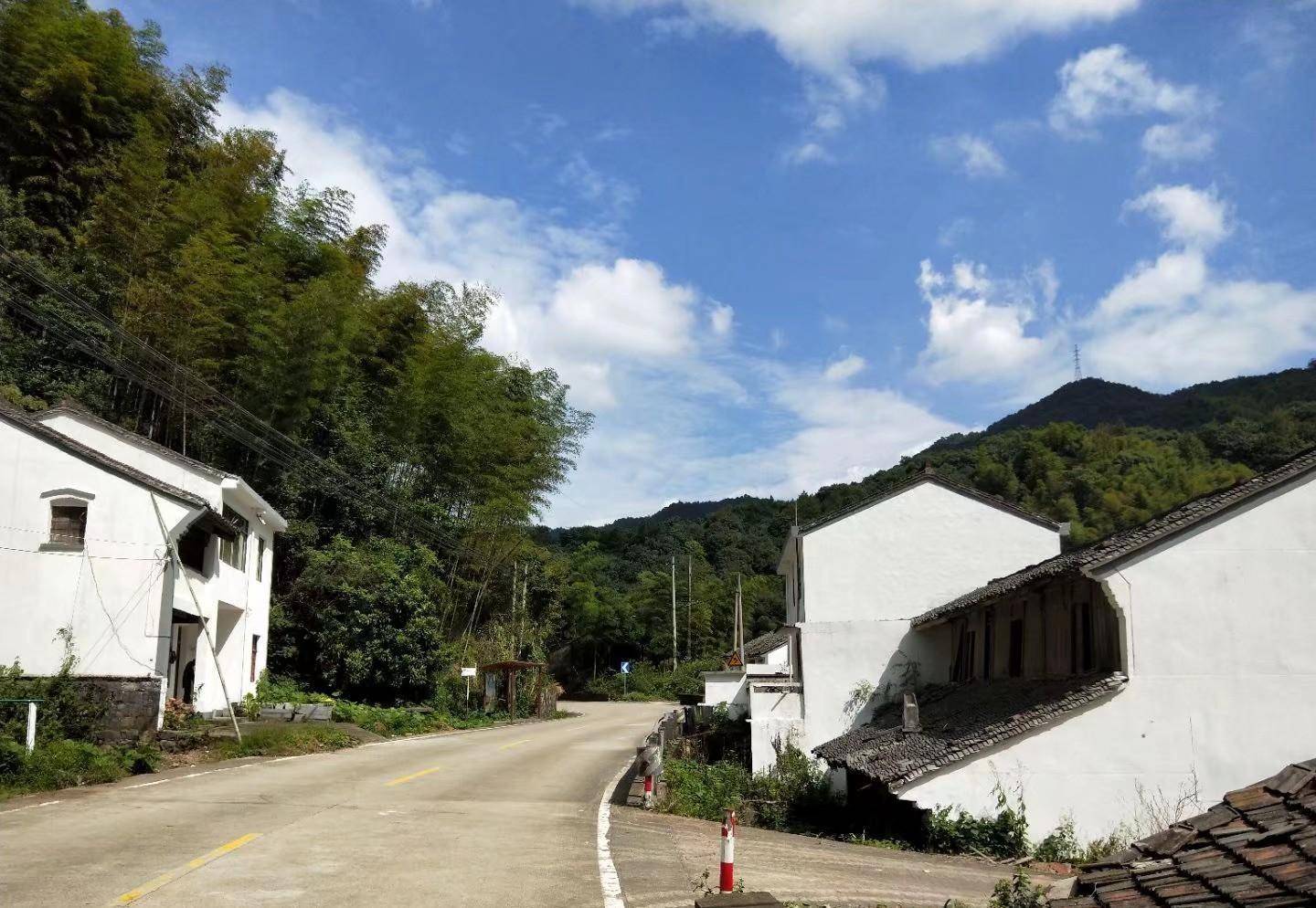 宁波横街镇这个村庄人去楼空,但环境优美,风光宜人_村民_住户_公交站