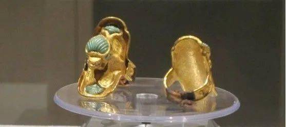 【時代物】江戸～明治時代 唐革腰差し煙草入 菊花前金具在銘 翡翠緒締玉 煙草道具 江戸～明治時代 唐革腰差し煙草入 菊花前金具在銘 翡翠緒