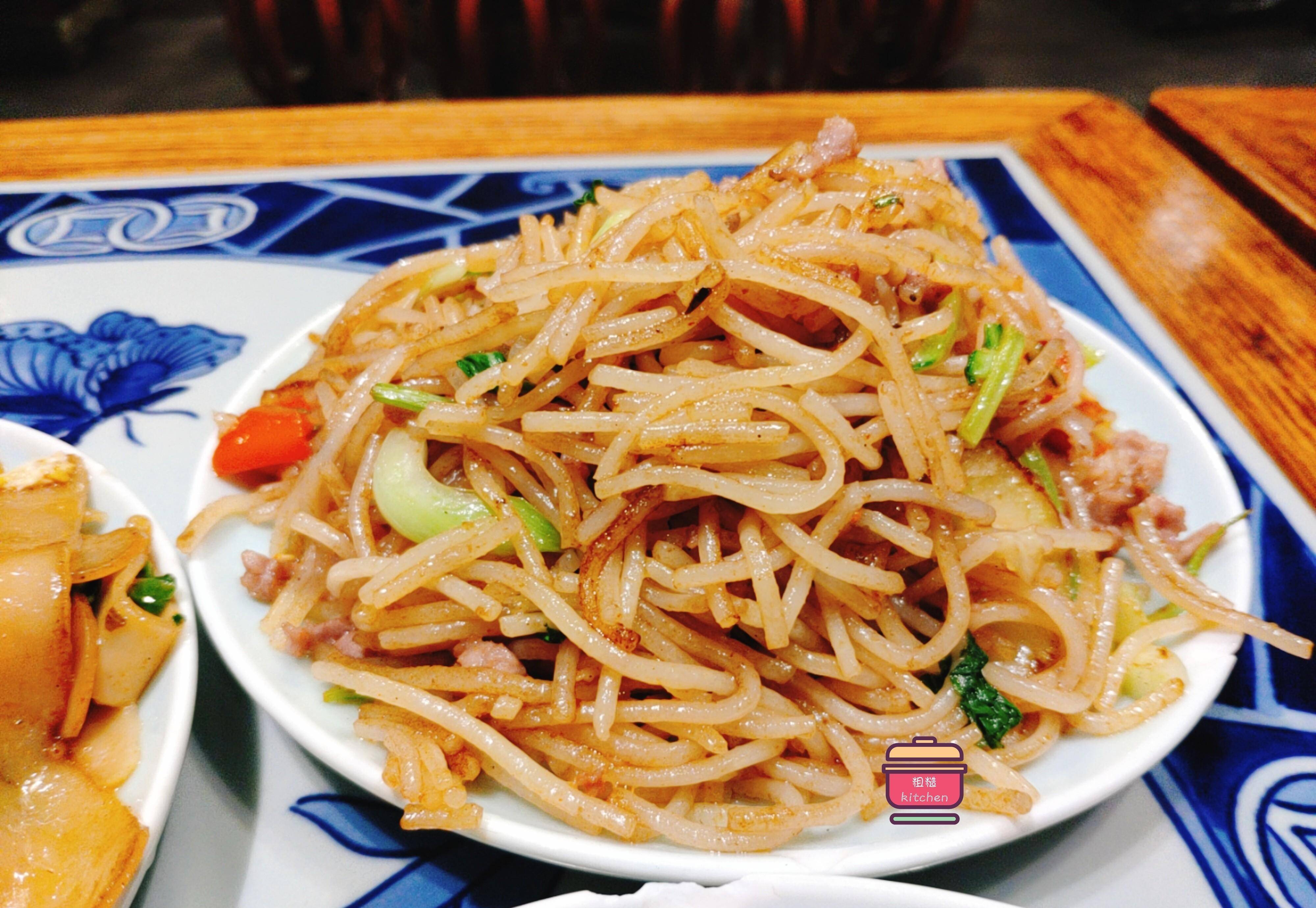 在江西景德镇寻美食,餐具精致,饭菜有特色,碱水粑在外地吃不到_瓦罐